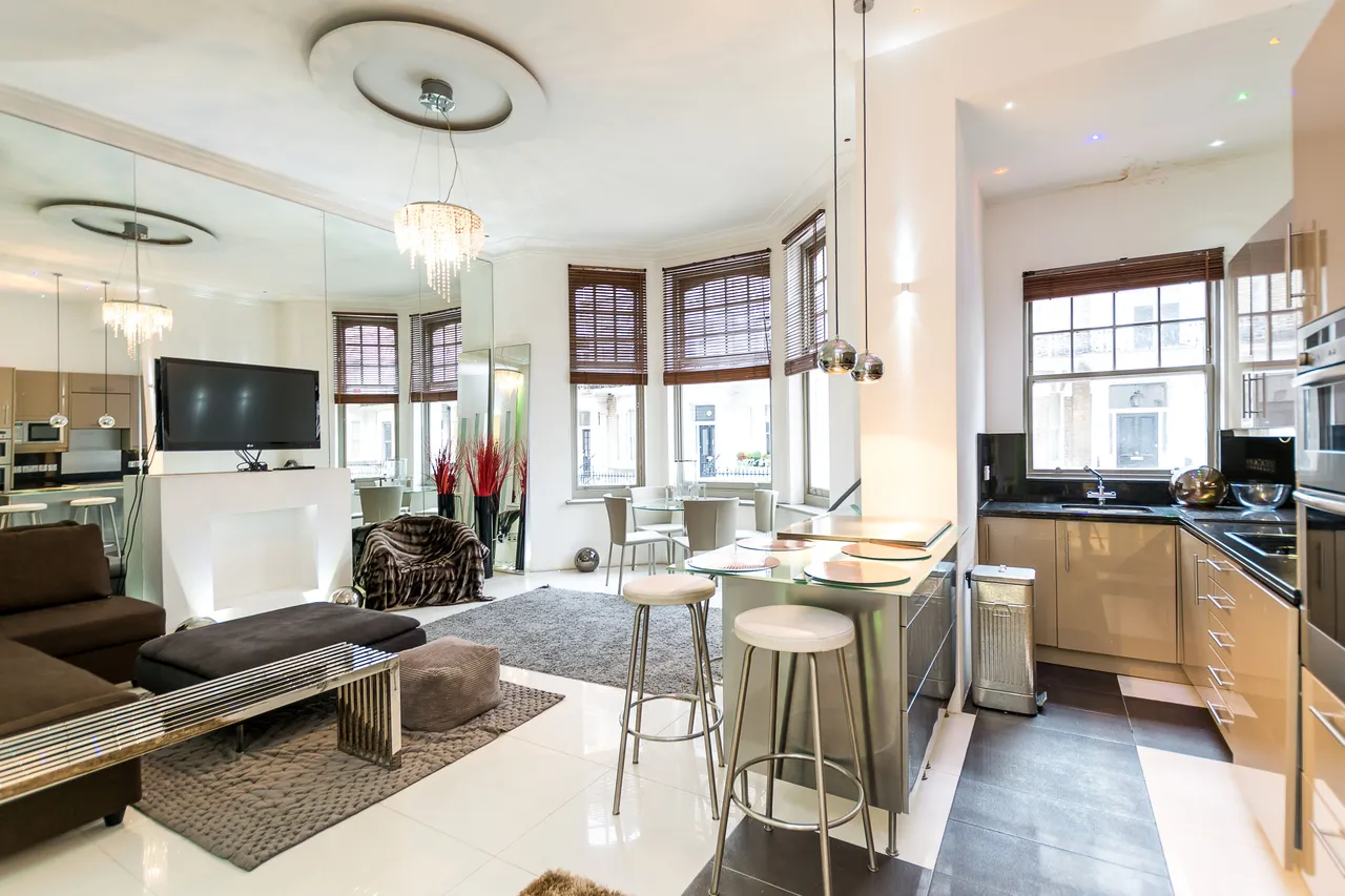 2 bed flat to rent — Flat 11, 47 Elm Park Gardens, London
