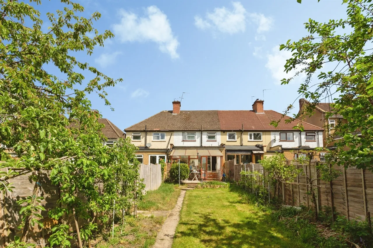 Hagden Lane, Watford, photo 5