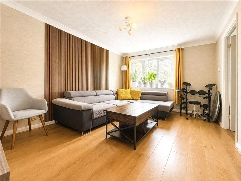 2 bed flat for sale, Goldfinch Road, London, SE28