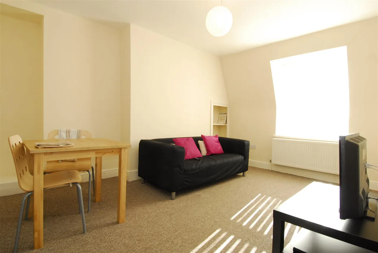 2 bed flat to rent, Seaton Avenue, Flat