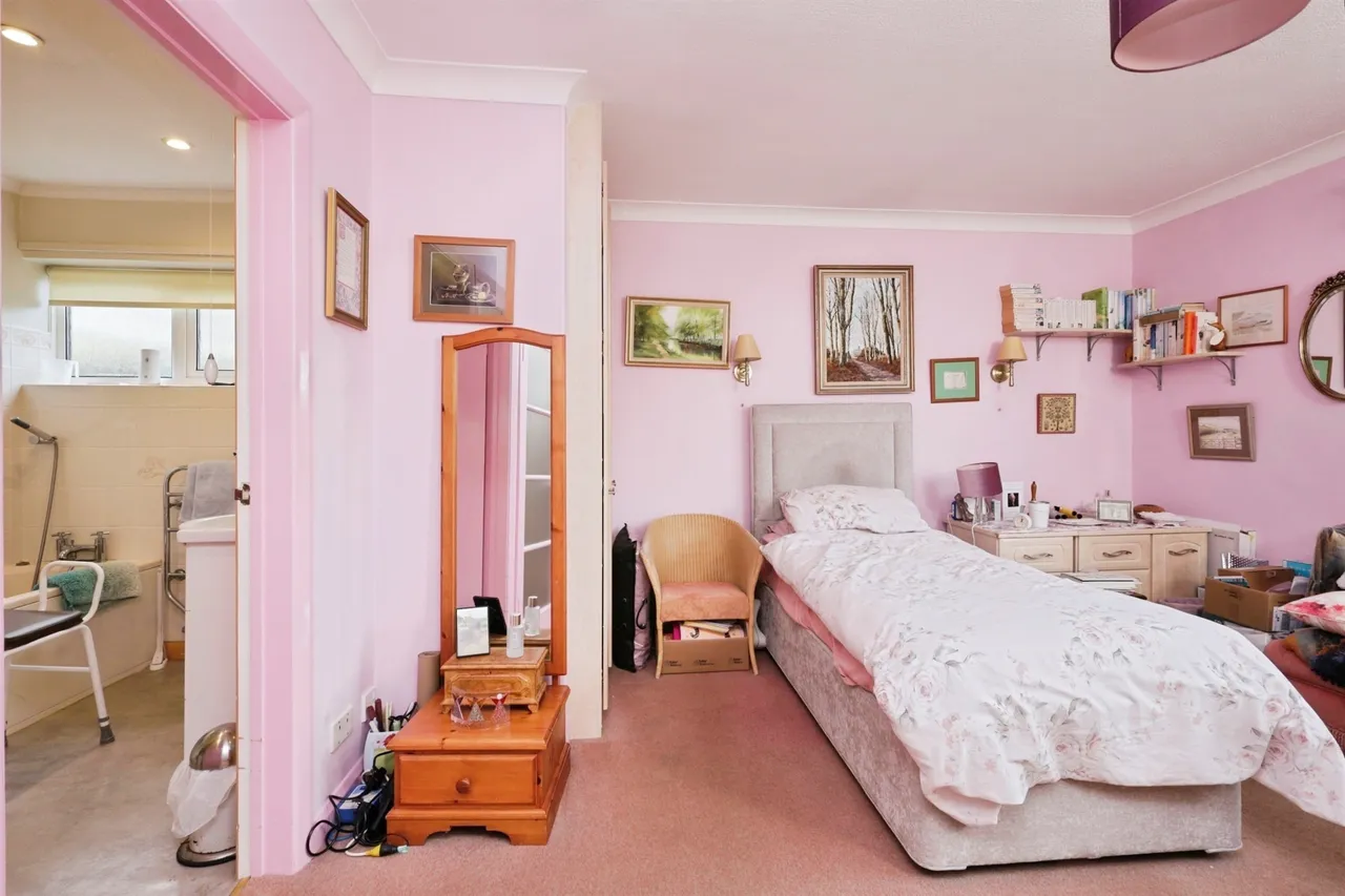 Lodge Avenue, Eastbourne, photo 10