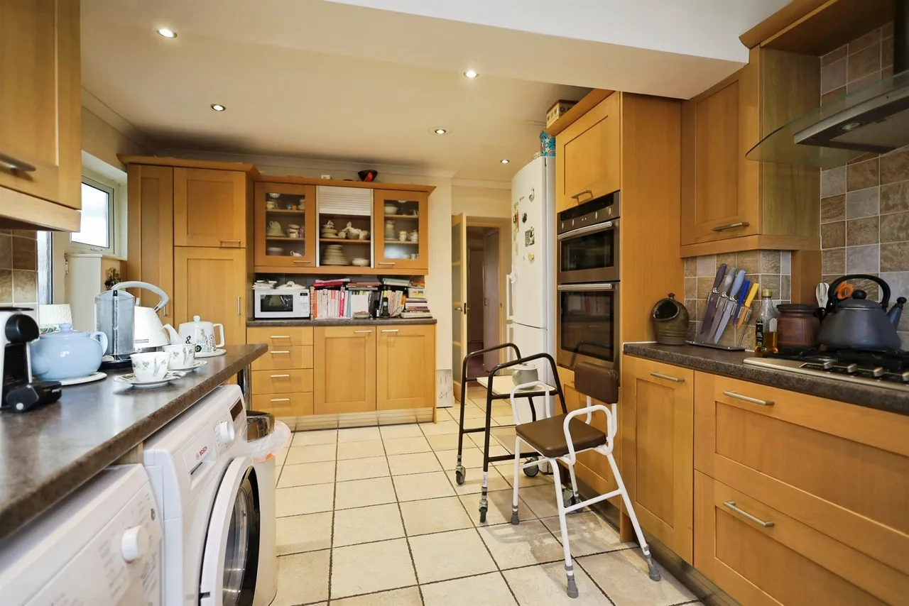 Lodge Avenue, Eastbourne, photo 6