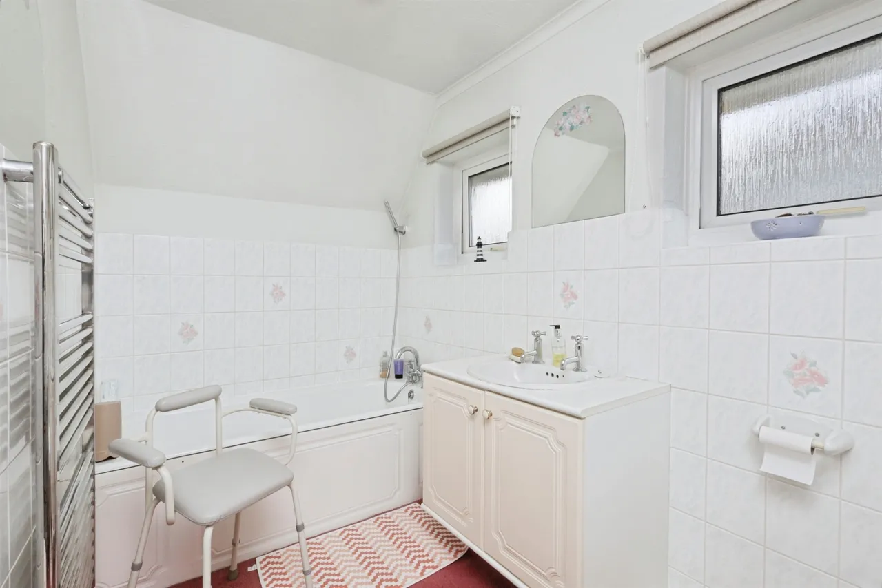Lodge Avenue, Eastbourne, photo 11