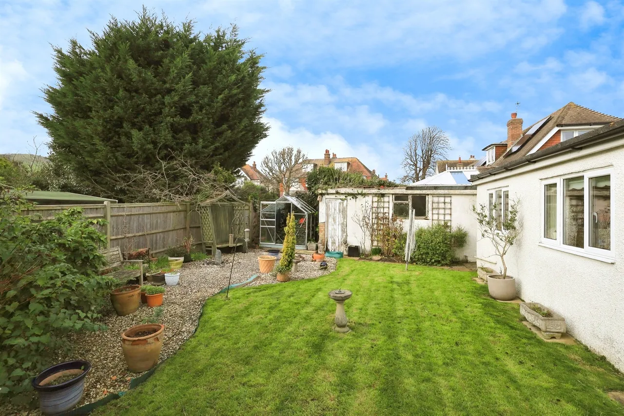 3 bed house for sale — Lodge Avenue, Eastbourne