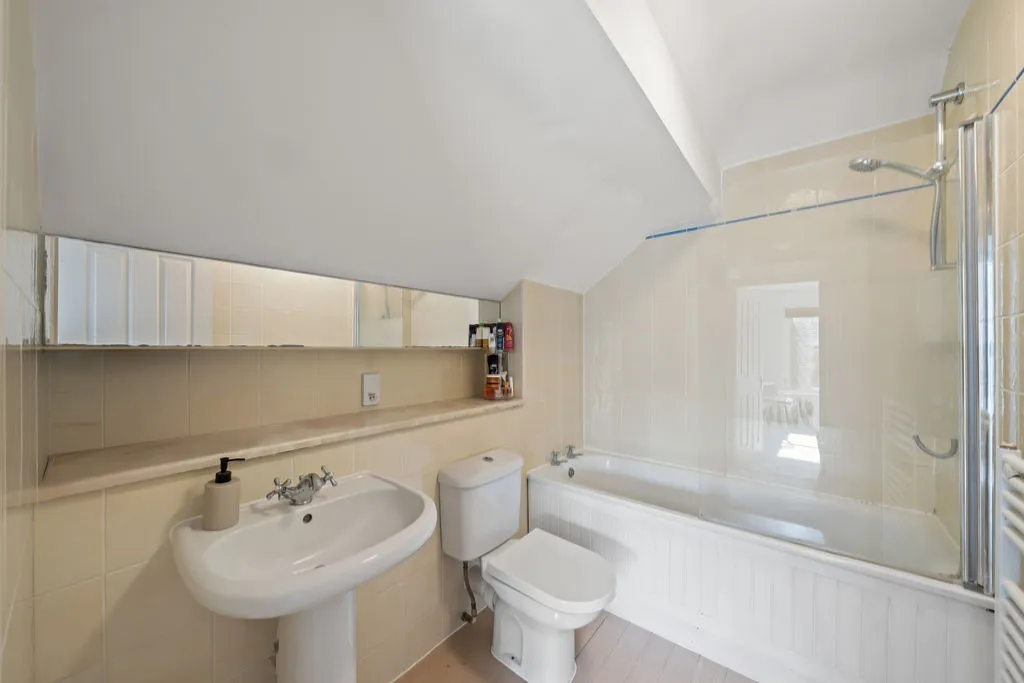 High Street, Ewell, KT17, photo 14
