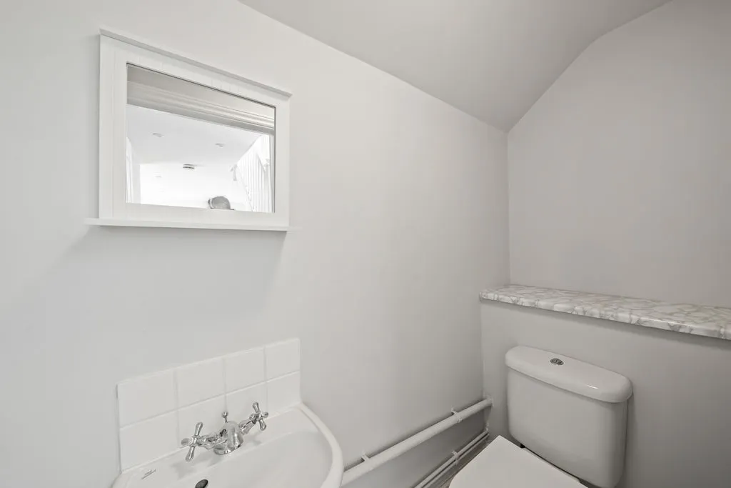 High Street, Ewell, KT17, photo 11