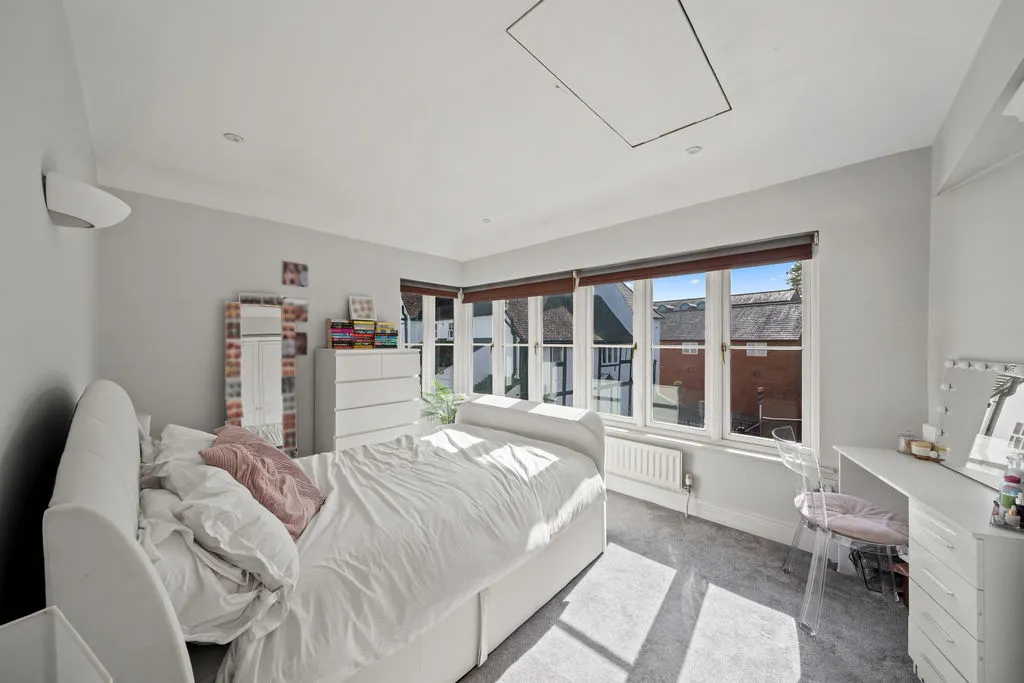 High Street, Ewell, KT17, photo 12