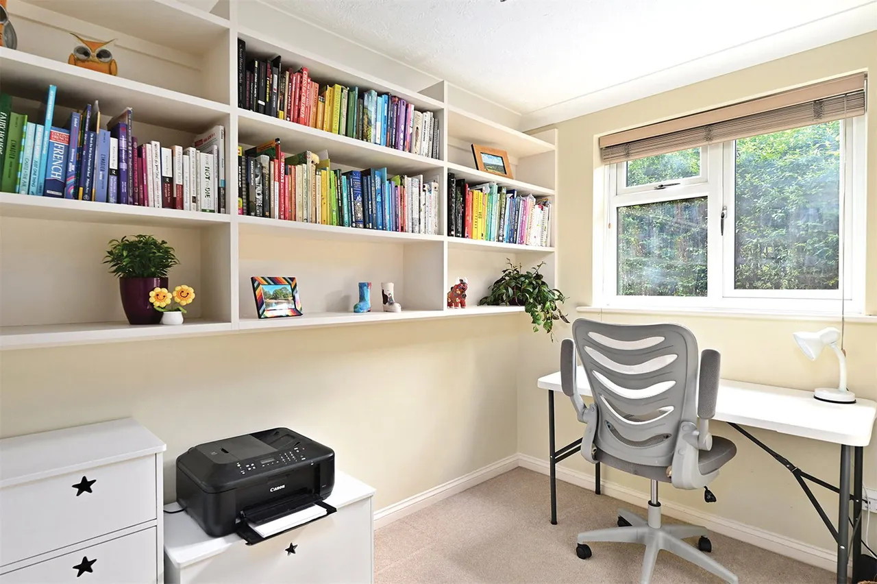 Windsor Gardens, Ash, Aldershot, Surrey, GU12 6QT, photo 3
