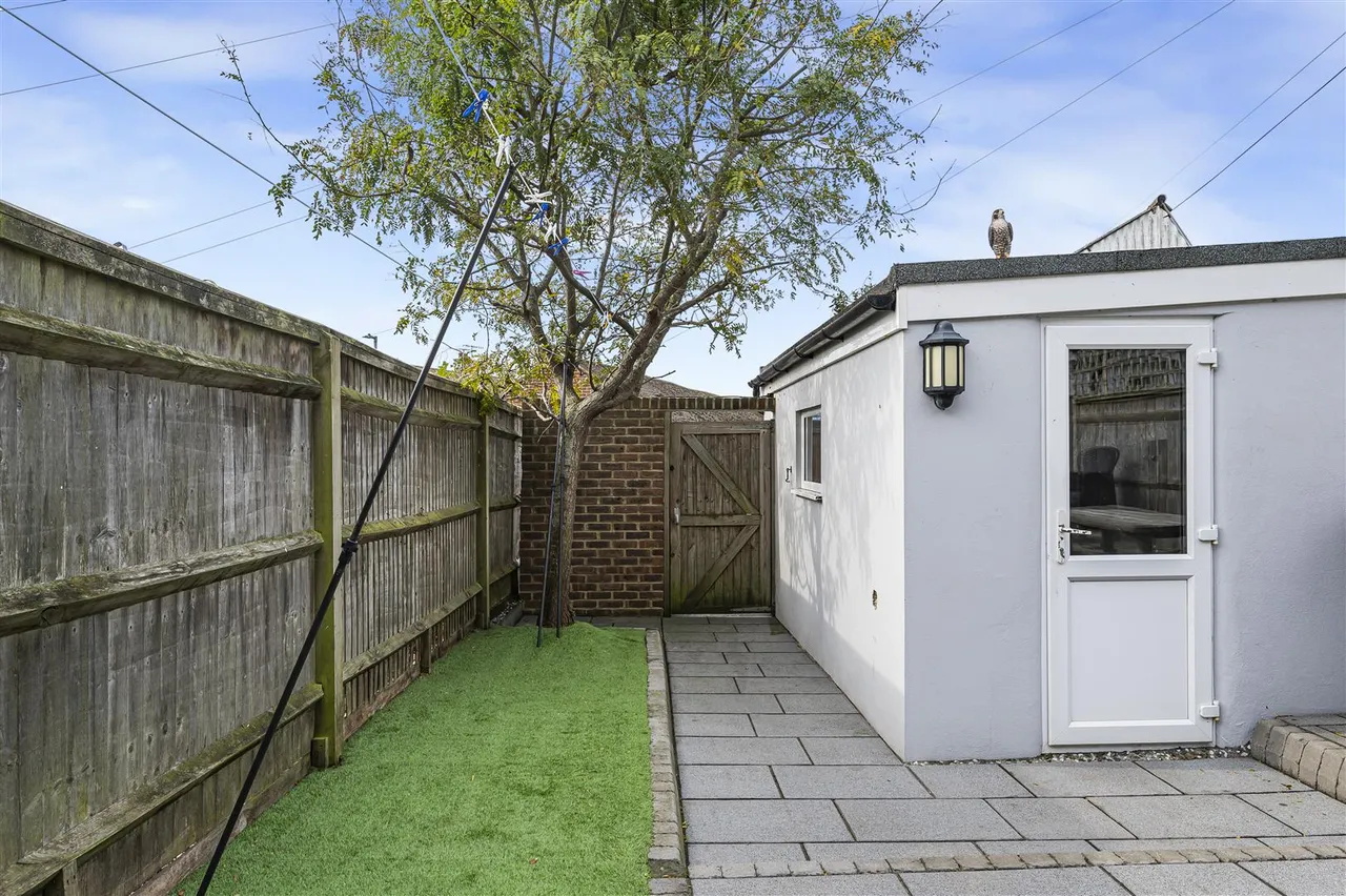 Eastbourne Road, Seaford, photo 32