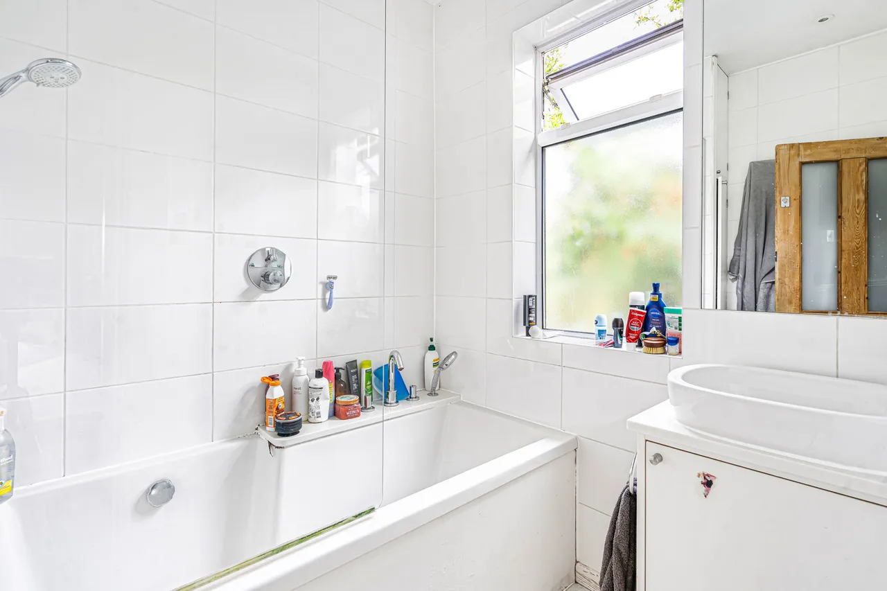 Staines Road East, Sunbury-on-Thames, TW16, photo 7