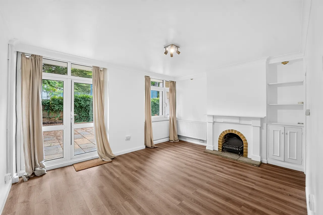 3 bed flat for sale — Limpsfield Avenue, London