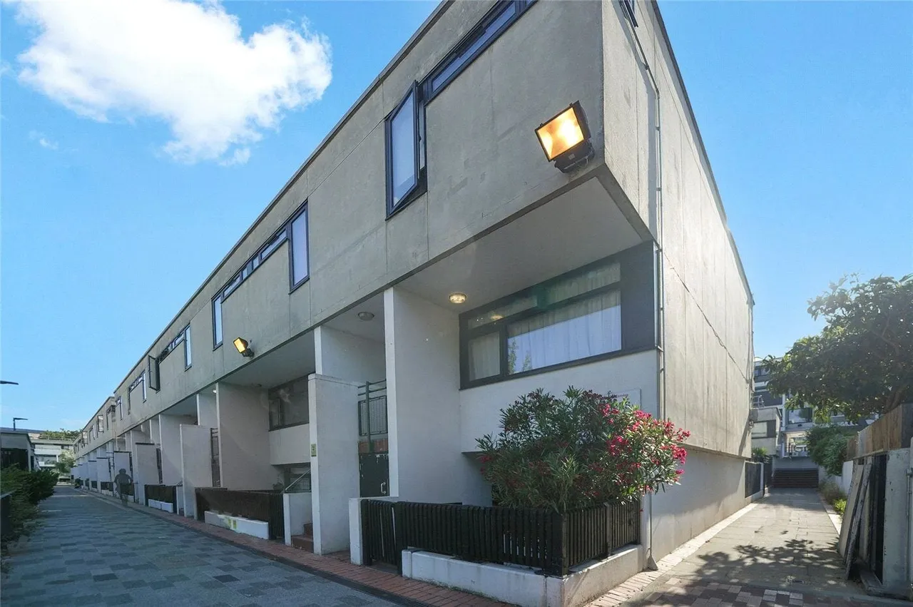 2 bed flat for sale, Elm Friars Walk, London, NW1