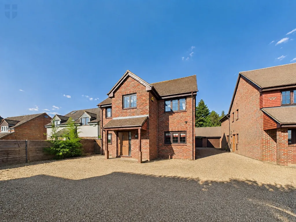4 bed house for sale — Wendover Road, Weston Turville, Aylesbury, HP22 5TN
