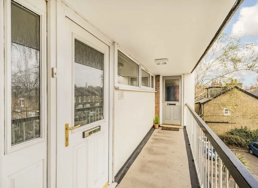 Avenue Road, Hampton, TW12, photo 3