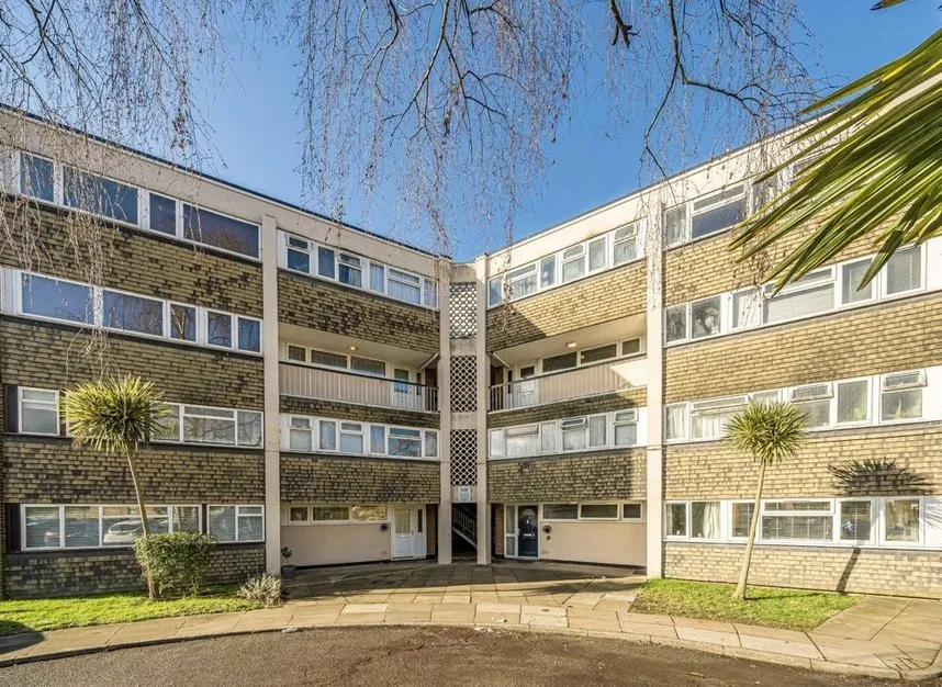 3 bed flat for sale, Avenue Road, Hampton, TW12