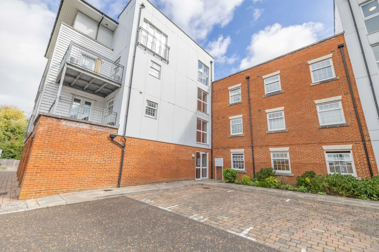 2 bed flat for sale, Waters Edge, Canterbury, CT1