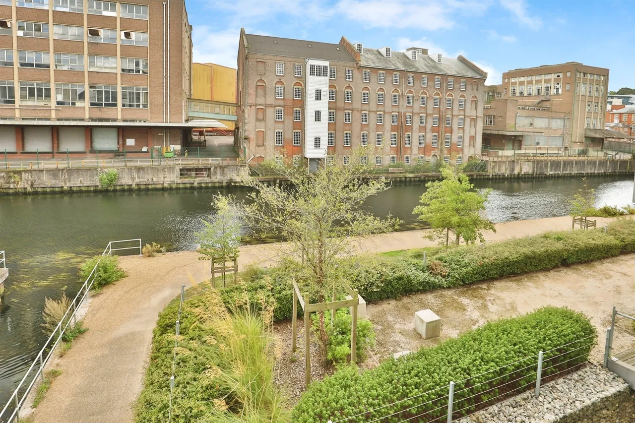 Geoffrey Watling Way, Norwich, photo 5