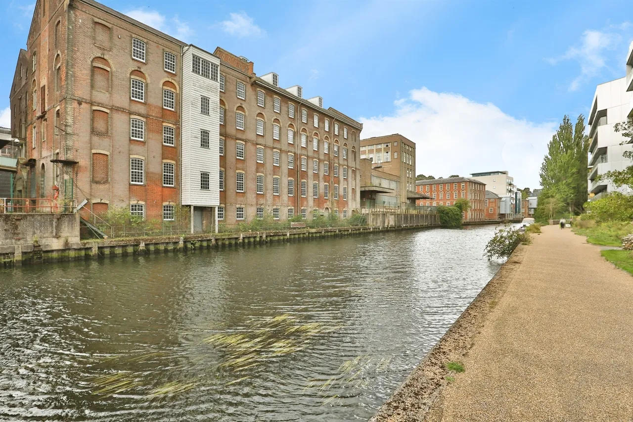 Geoffrey Watling Way, Norwich, photo 9
