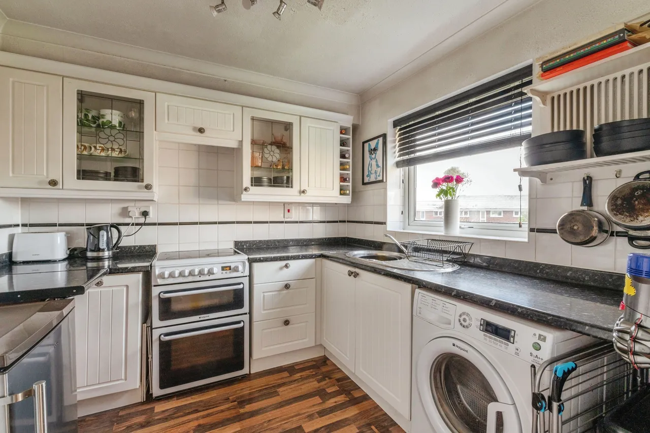 2 bed flat for sale — Candytuft Road, Chelmsford