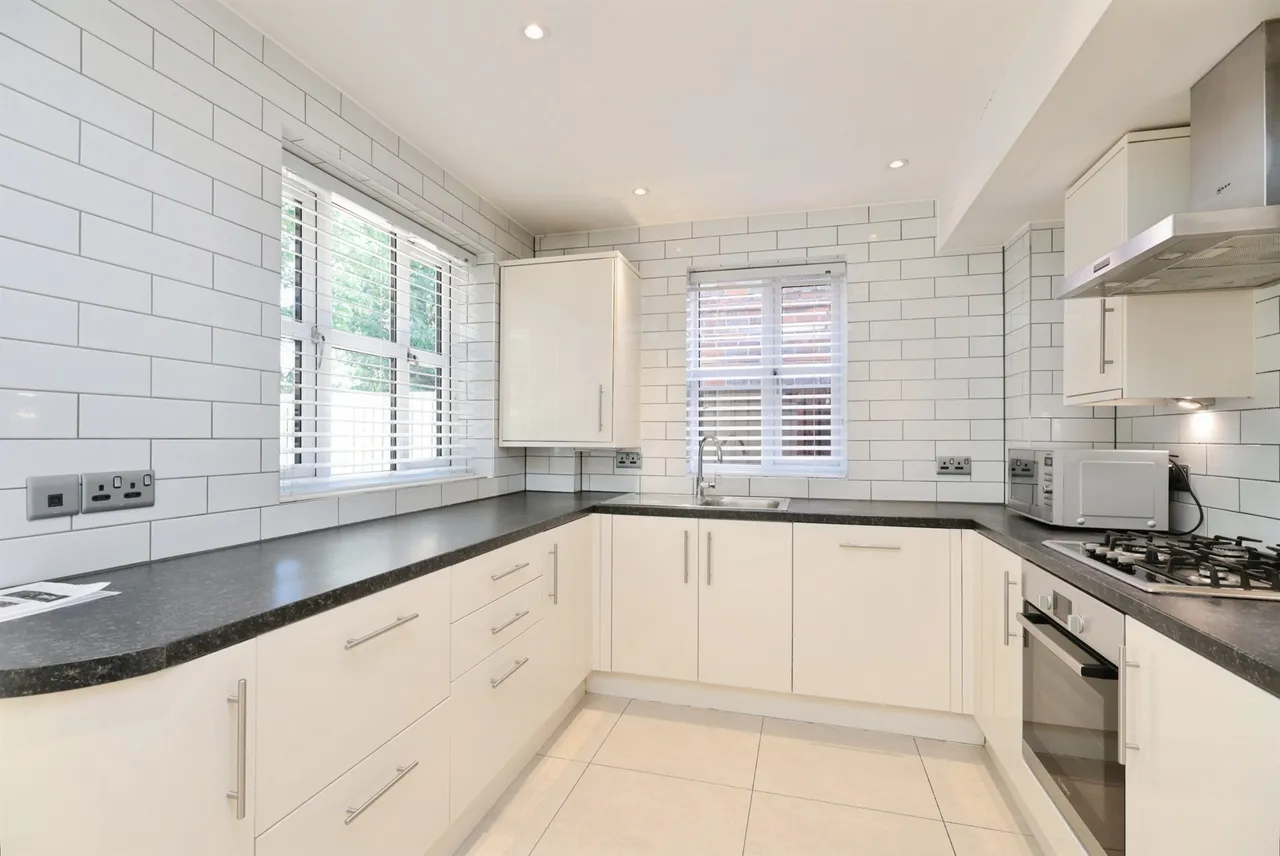 Trident Road, Watford, photo 2