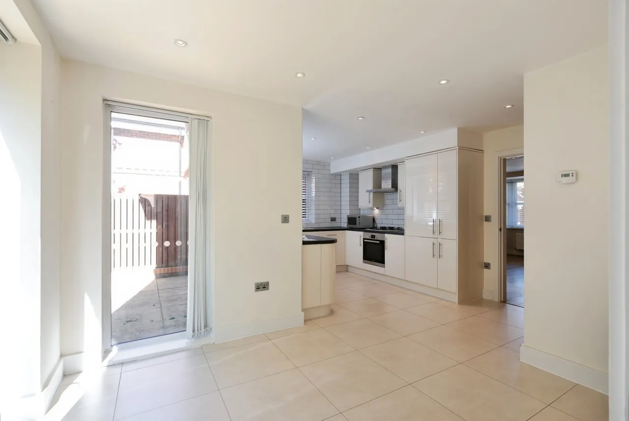 Trident Road, Watford, photo 6