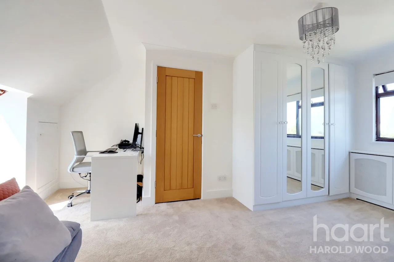 Sackville Crescent, Harold Wood, RM3, photo 34