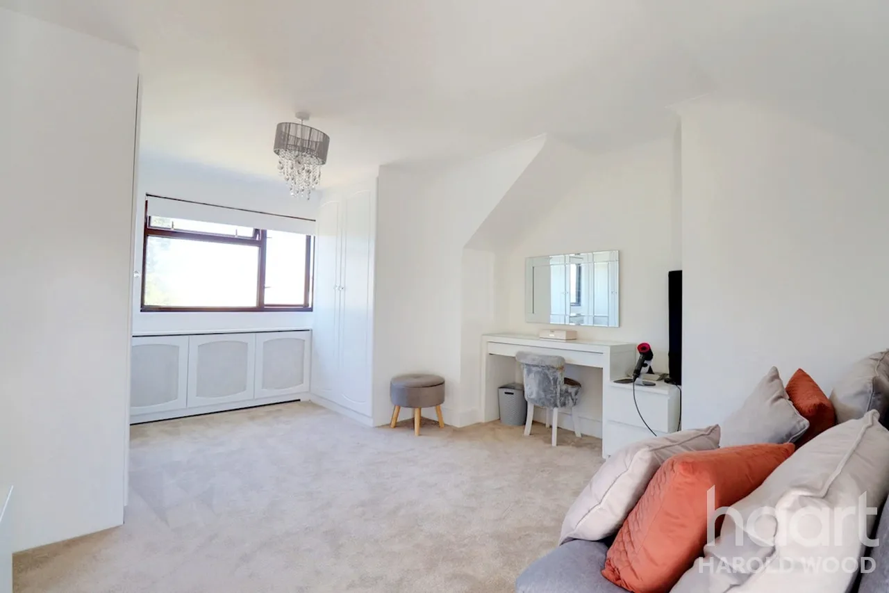 Sackville Crescent, Harold Wood, RM3, photo 14