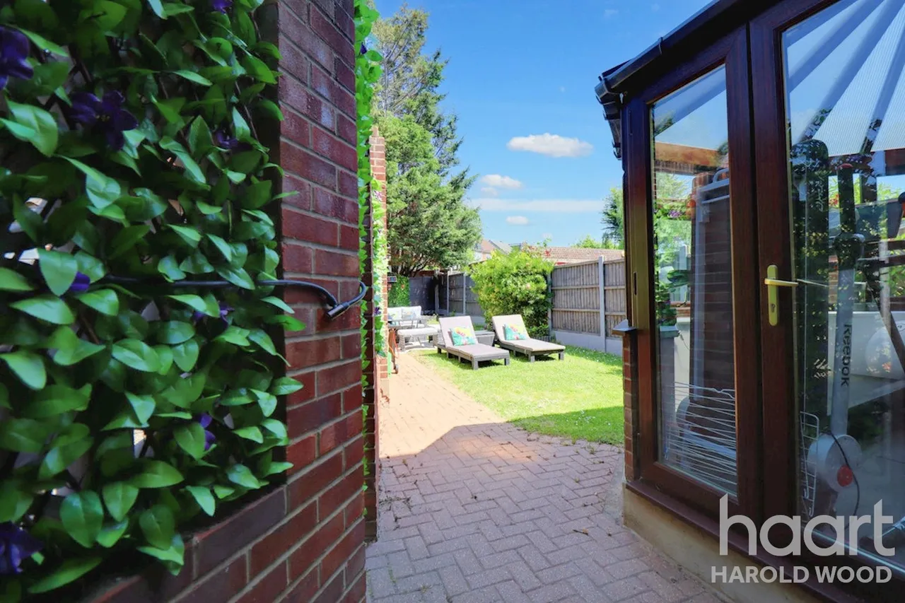 Sackville Crescent, Harold Wood, RM3, photo 35