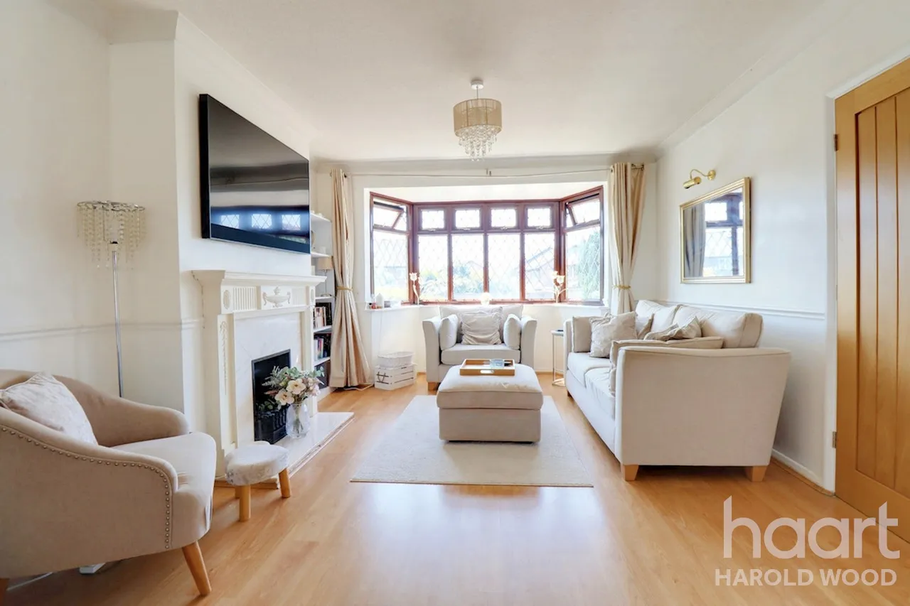 Sackville Crescent, Harold Wood, RM3, photo 11