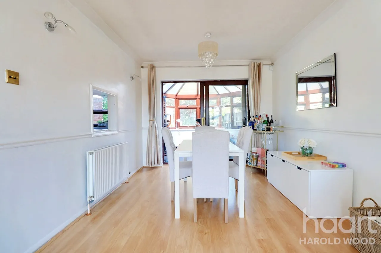 Sackville Crescent, Harold Wood, RM3, photo 5