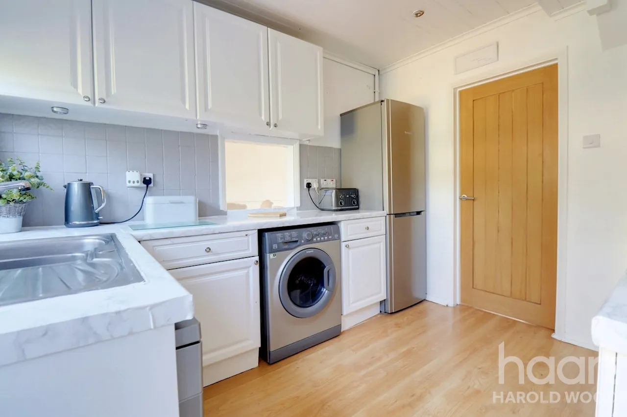 Sackville Crescent, Harold Wood, RM3, photo 4
