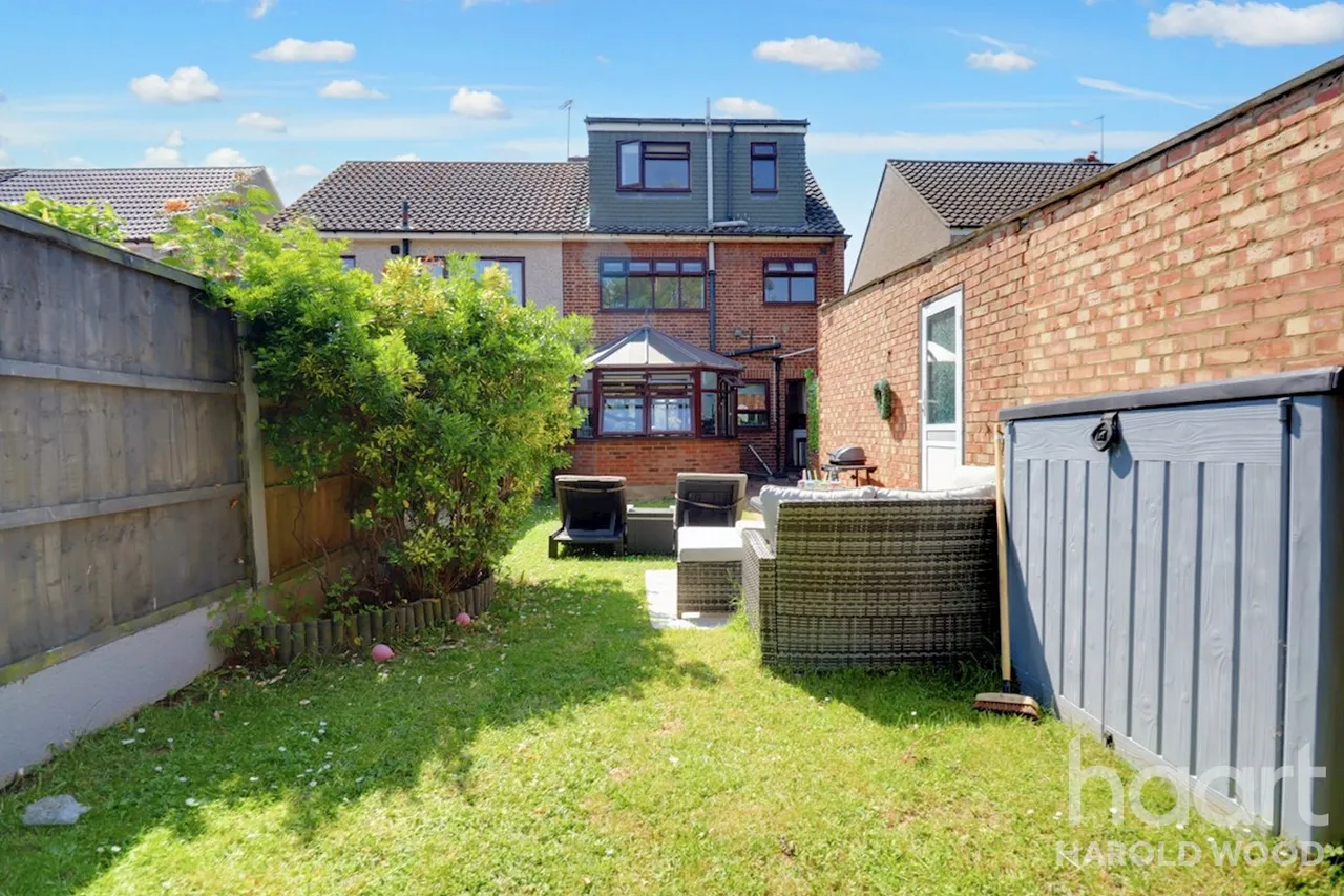 Sackville Crescent, Harold Wood, RM3, photo 17