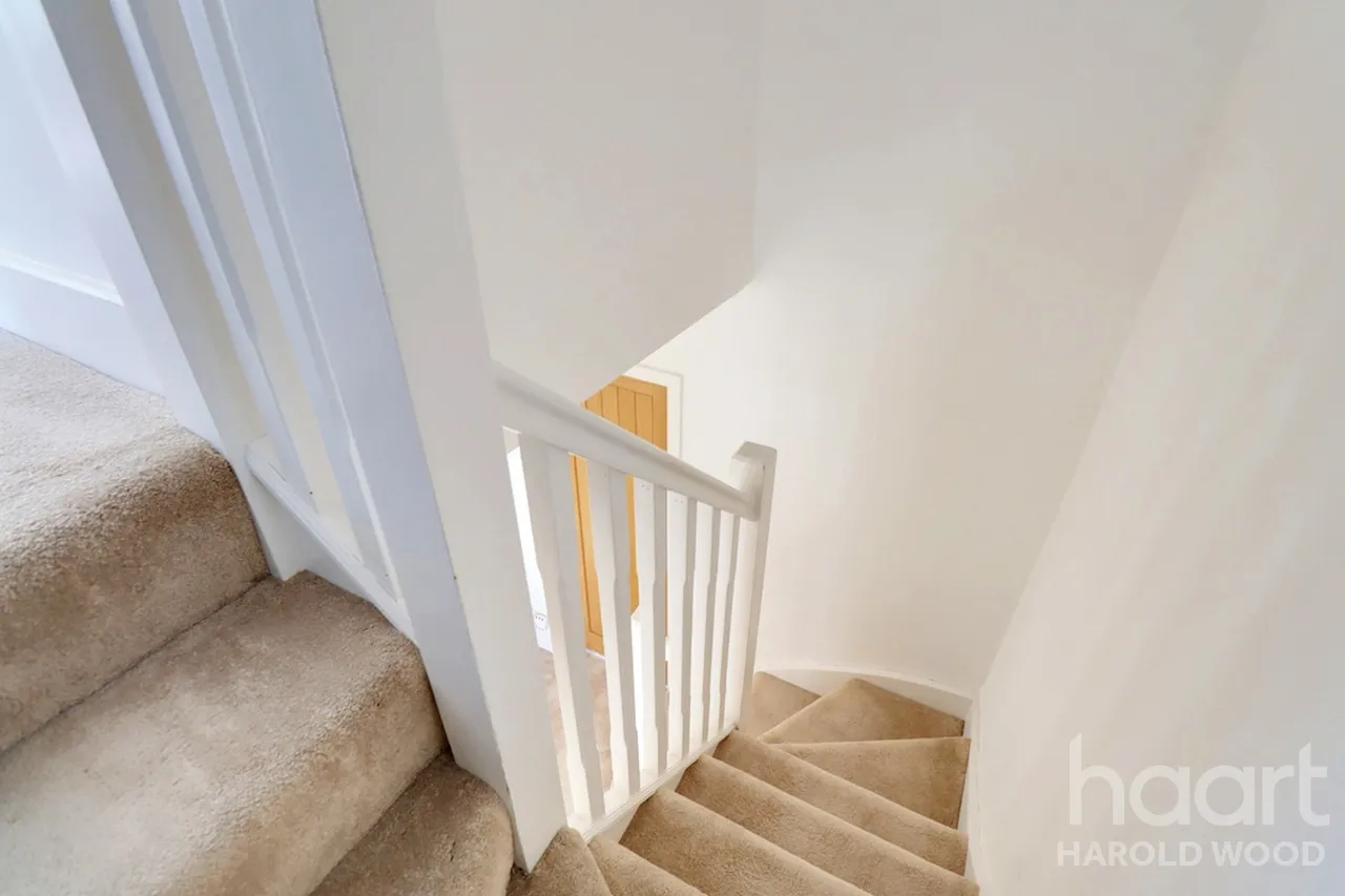 Sackville Crescent, Harold Wood, RM3, photo 30