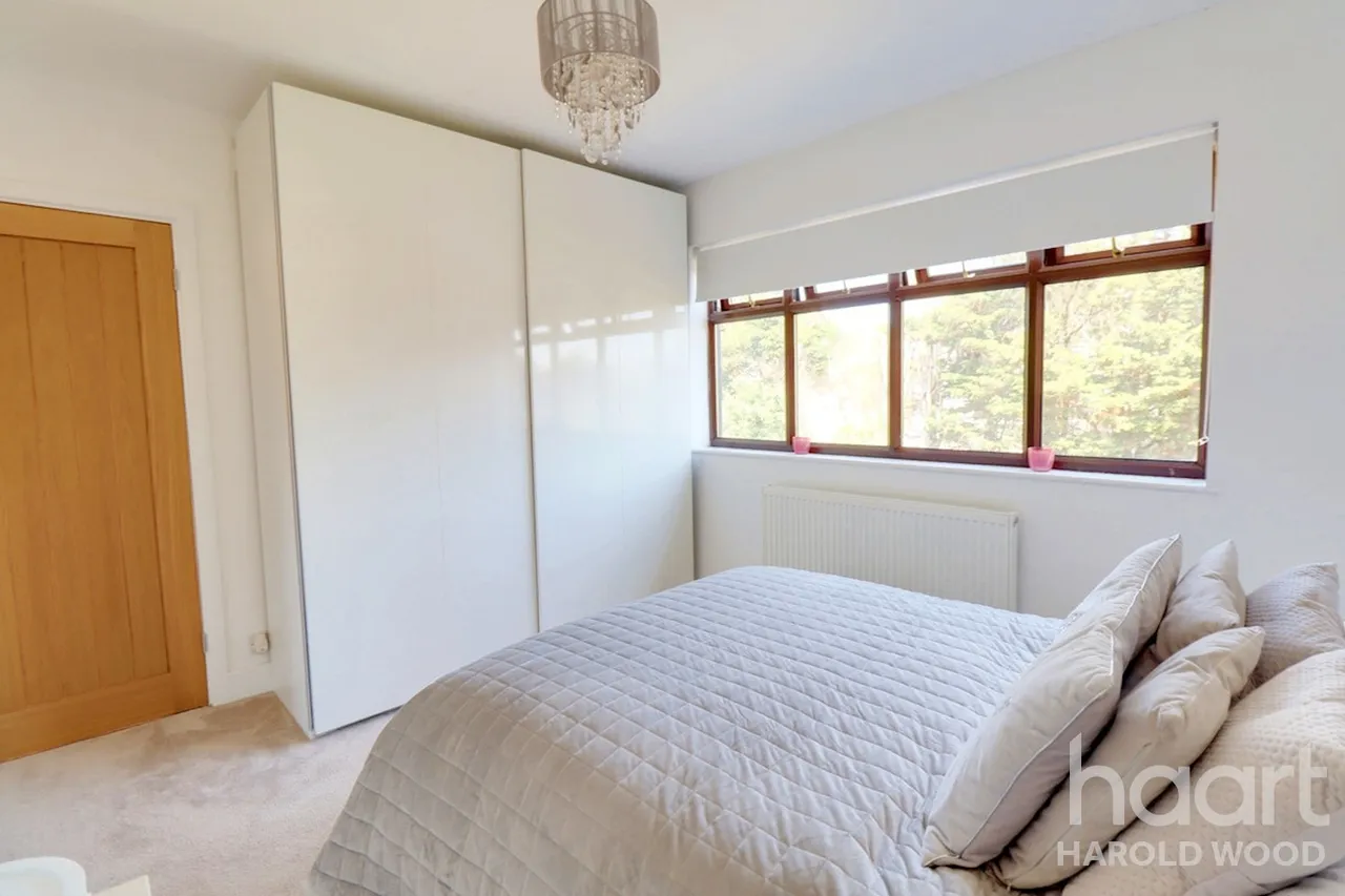 Sackville Crescent, Harold Wood, RM3, photo 10