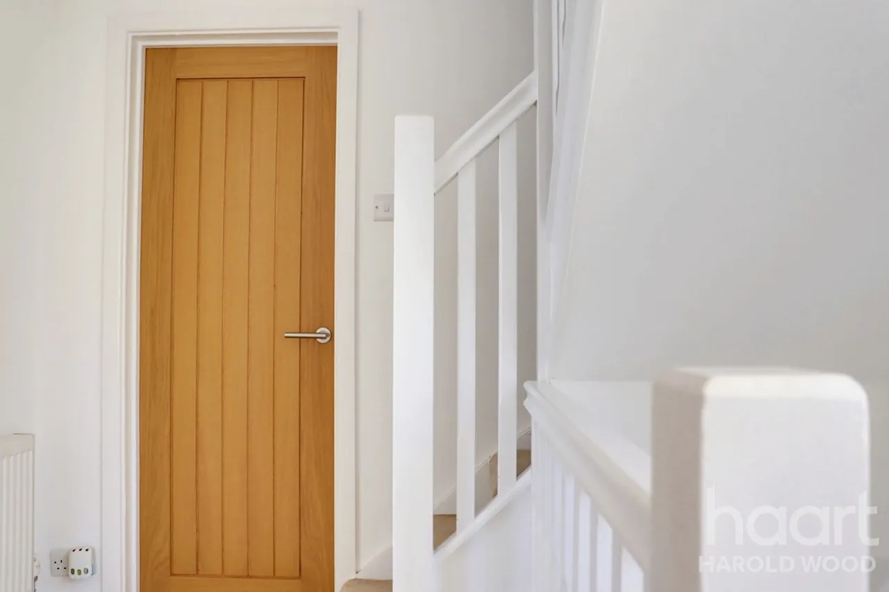 Sackville Crescent, Harold Wood, RM3, photo 29