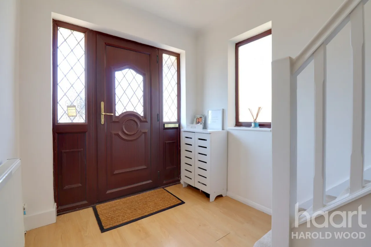Sackville Crescent, Harold Wood, RM3, photo 18