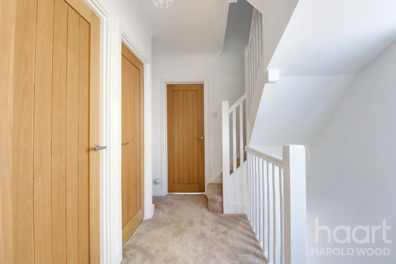 Sackville Crescent, Harold Wood, RM3, photo 28