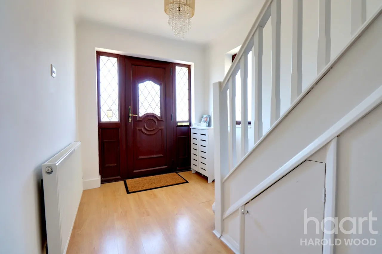Sackville Crescent, Harold Wood, RM3, photo 27