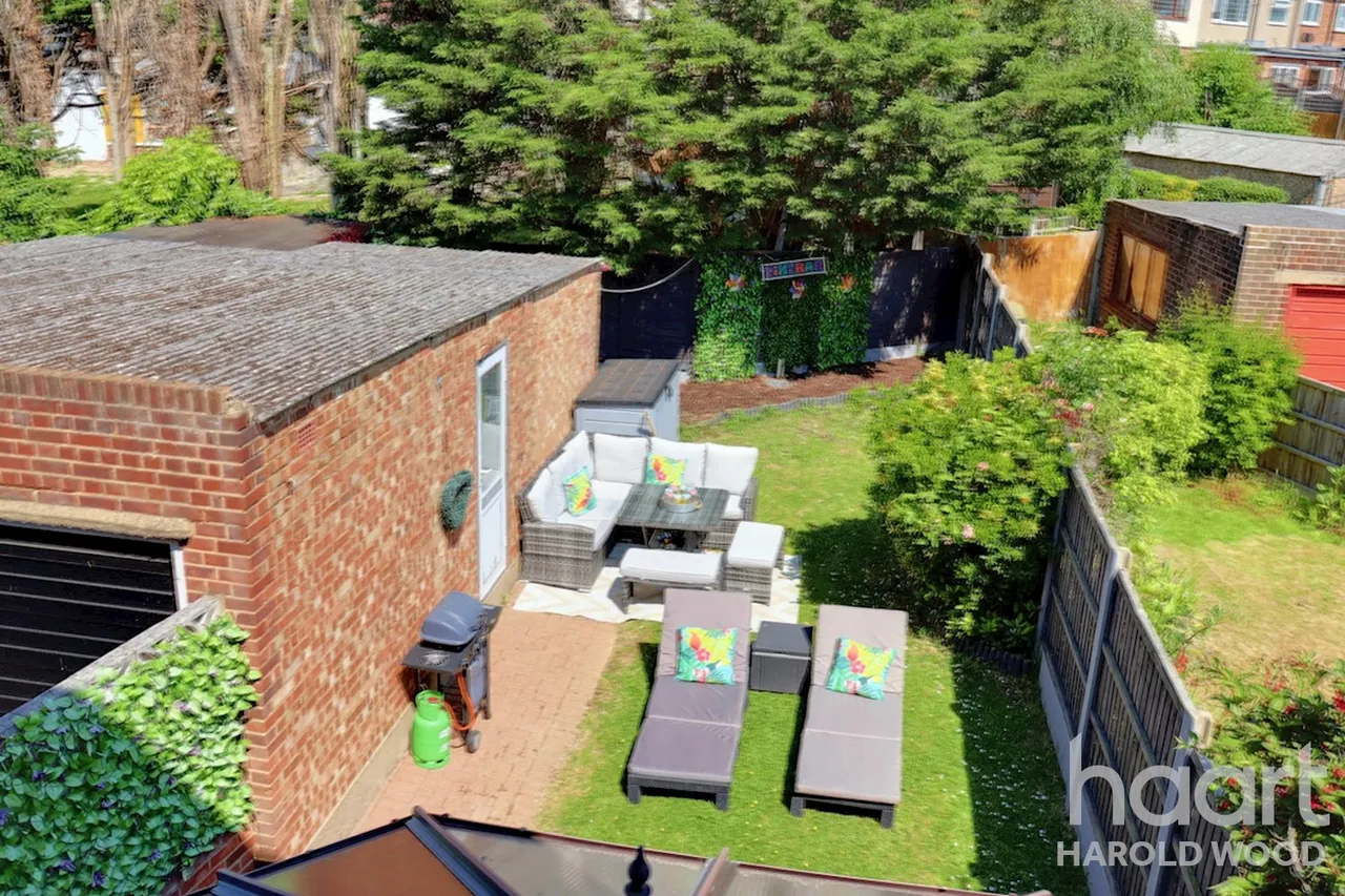 Sackville Crescent, Harold Wood, RM3, photo 16