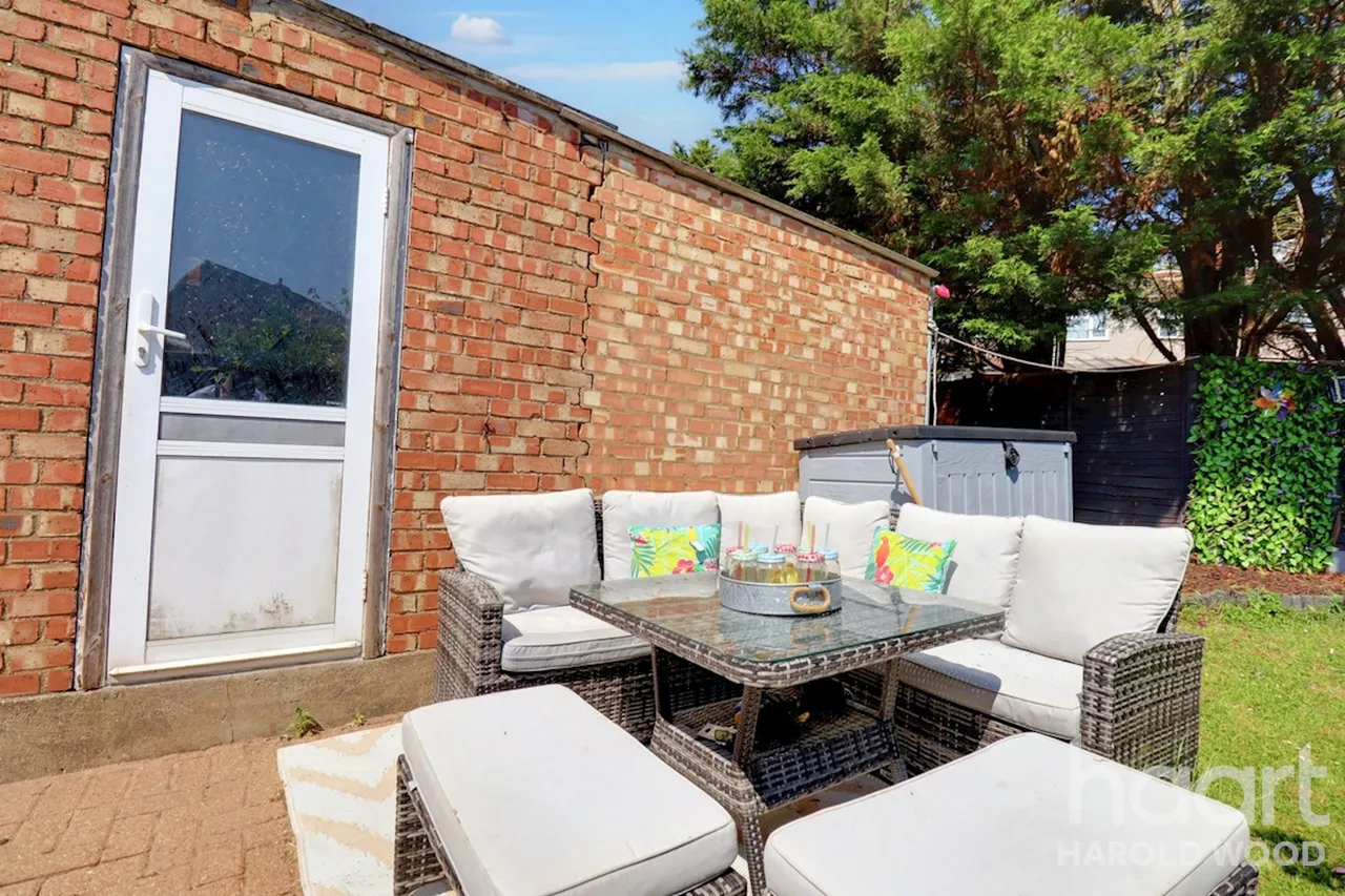 Sackville Crescent, Harold Wood, RM3, photo 24