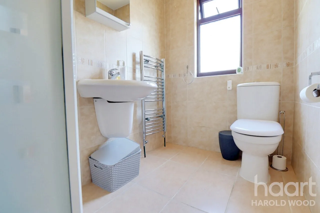 Sackville Crescent, Harold Wood, RM3, photo 32