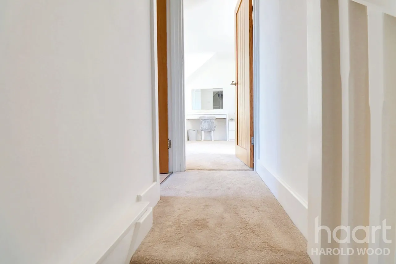 Sackville Crescent, Harold Wood, RM3, photo 31