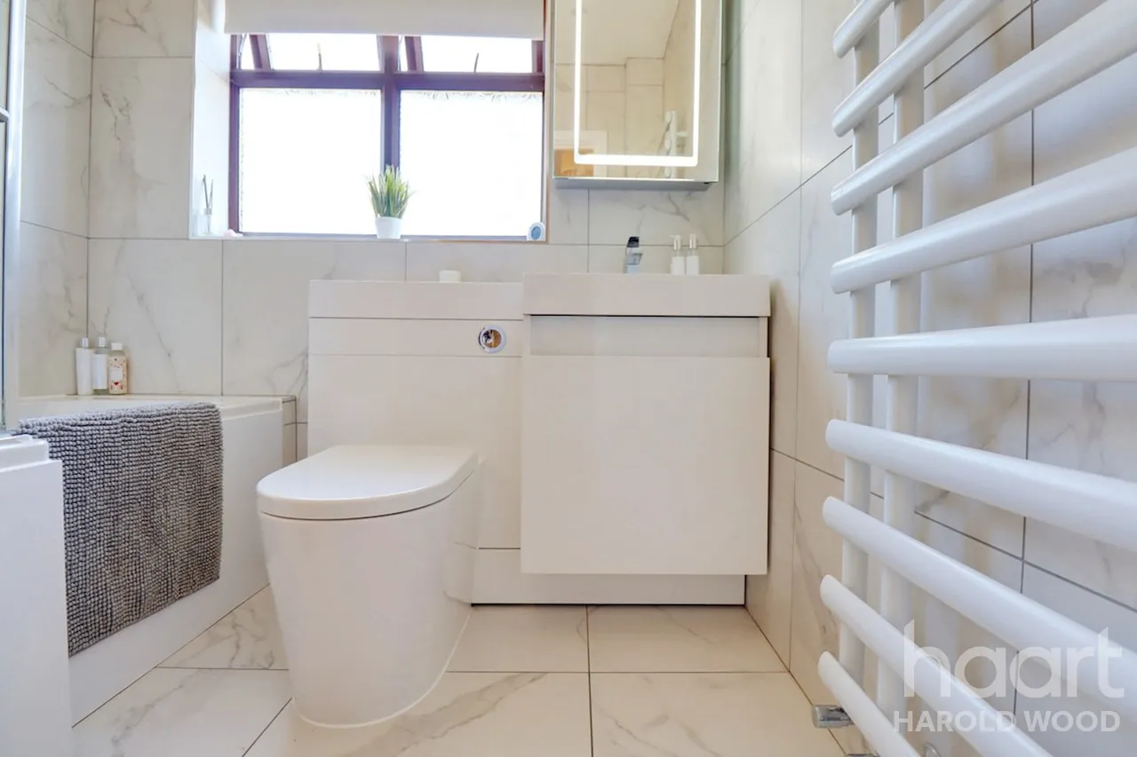 Sackville Crescent, Harold Wood, RM3, photo 15