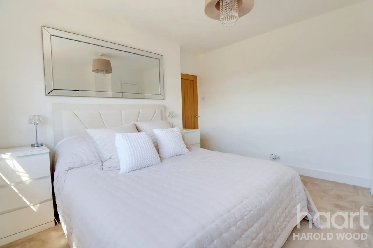 Sackville Crescent, Harold Wood, RM3, photo 9