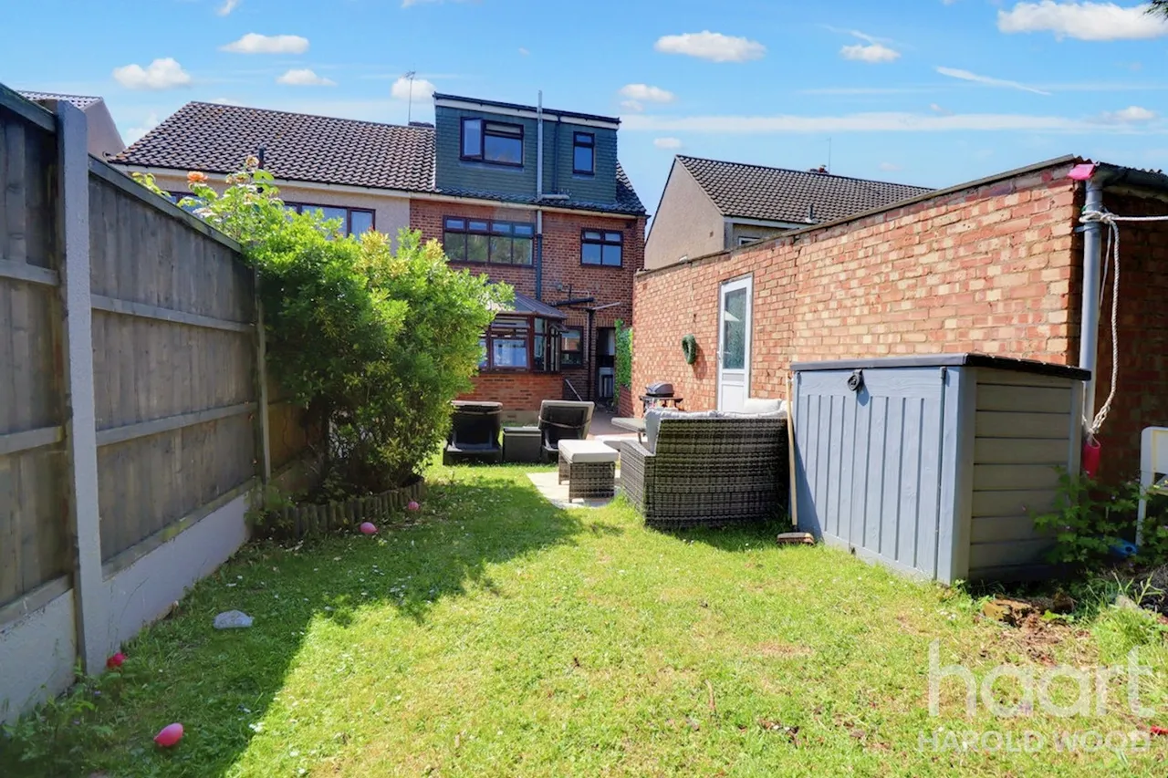 Sackville Crescent, Harold Wood, RM3, photo 39