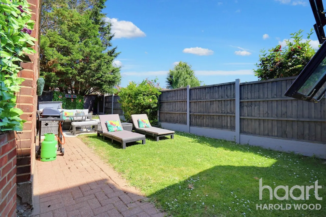 Sackville Crescent, Harold Wood, RM3, photo 36