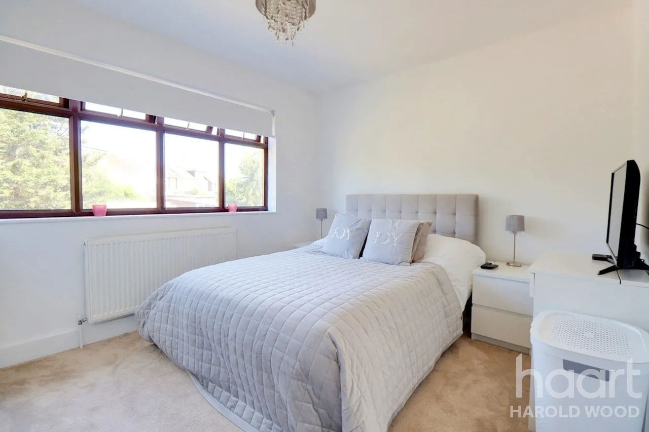 Sackville Crescent, Harold Wood, RM3, photo 8