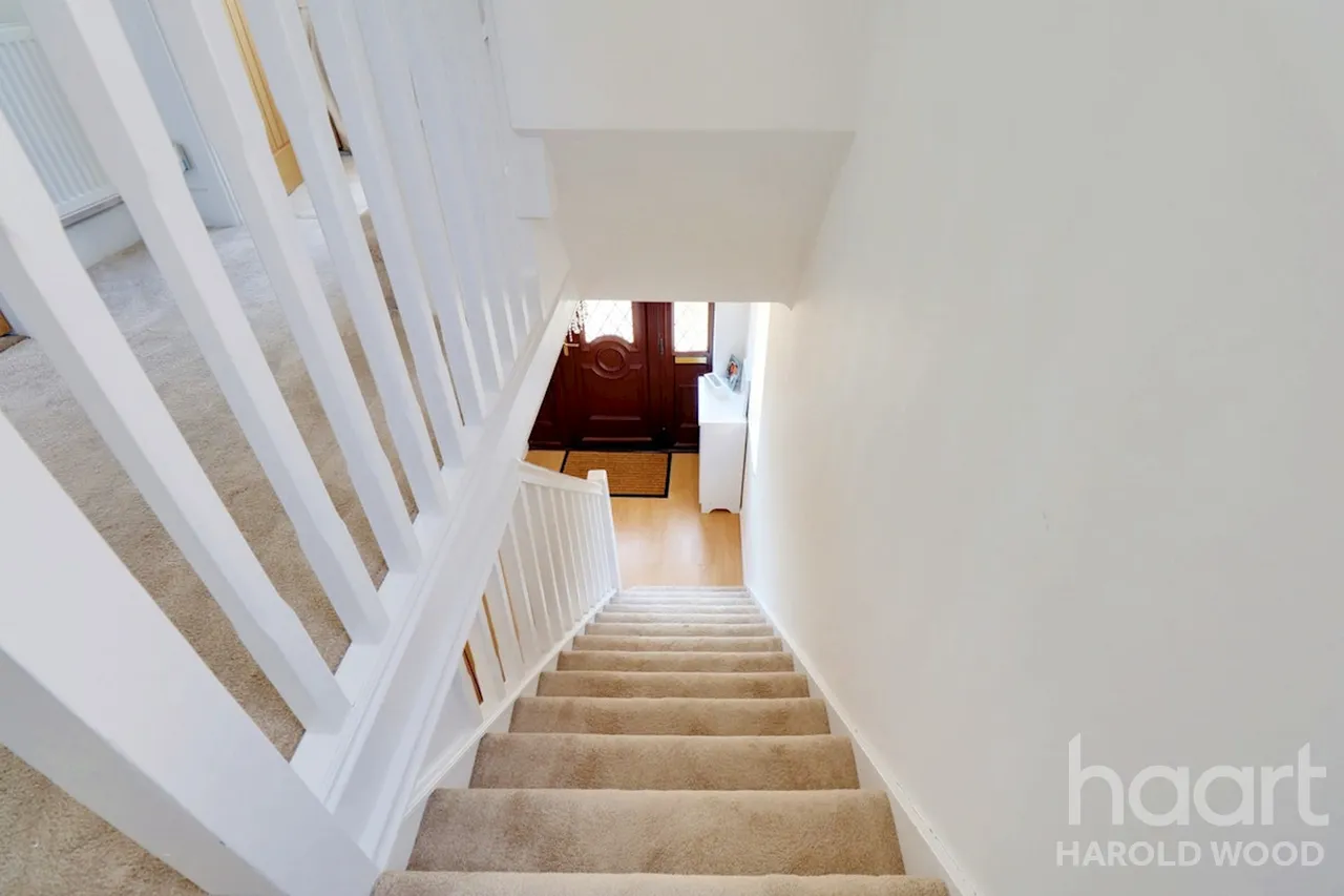 Sackville Crescent, Harold Wood, RM3, photo 6