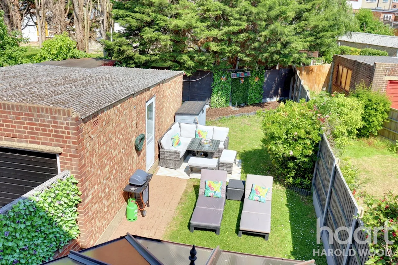 Sackville Crescent, Harold Wood, RM3, photo 37