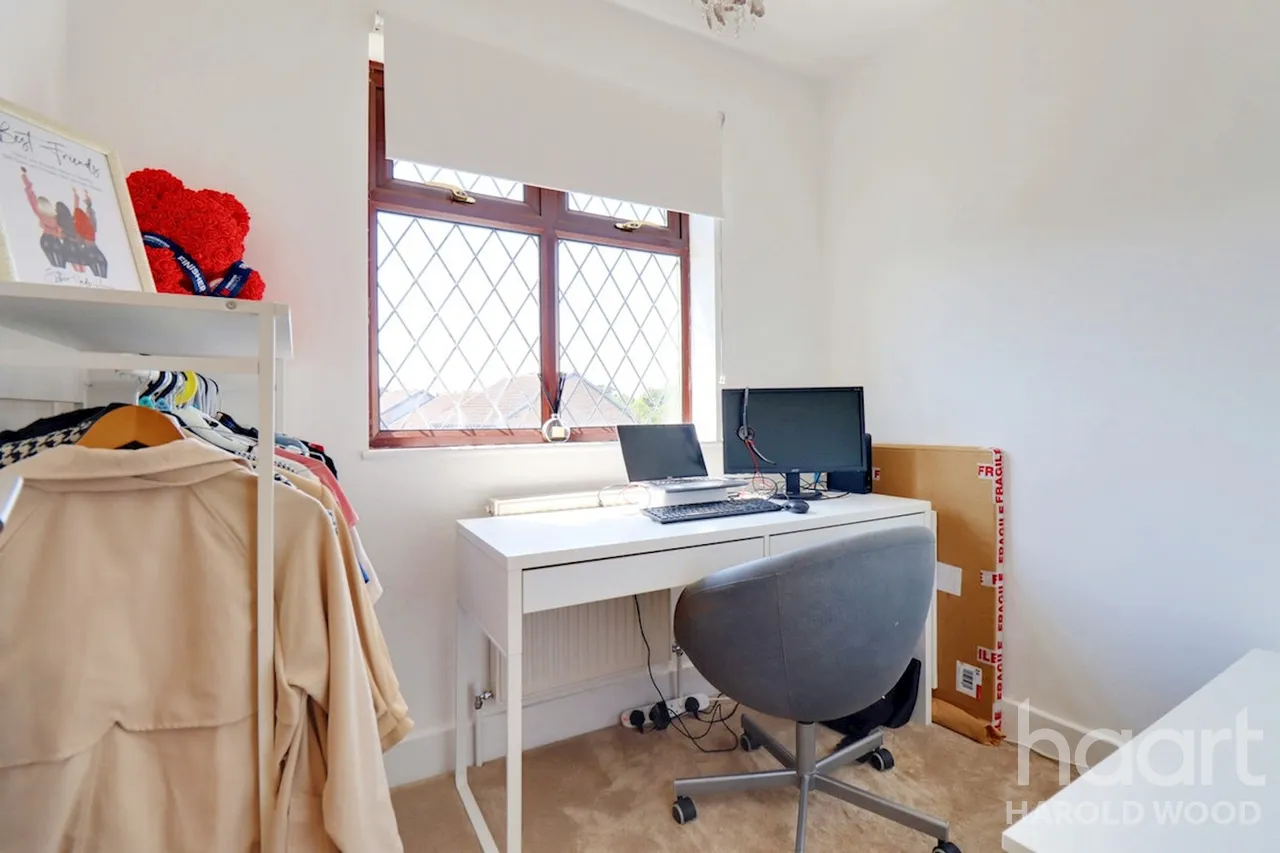 Sackville Crescent, Harold Wood, RM3, photo 22